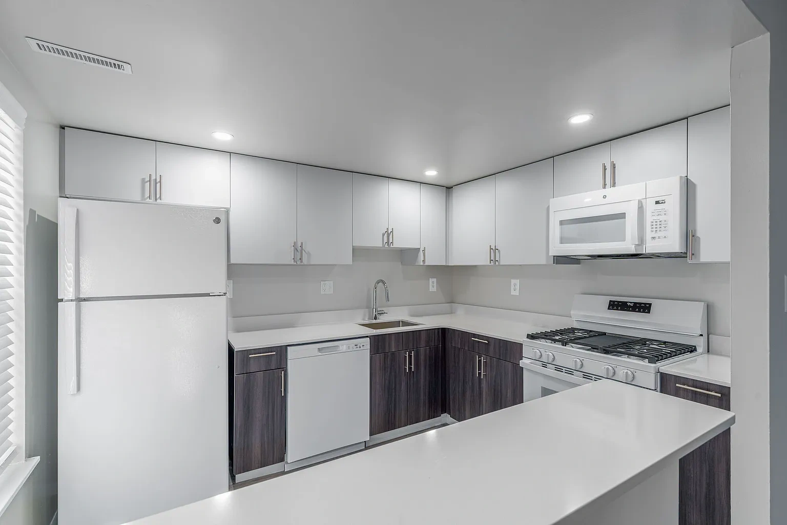 Lakeside Apartments – photo 2