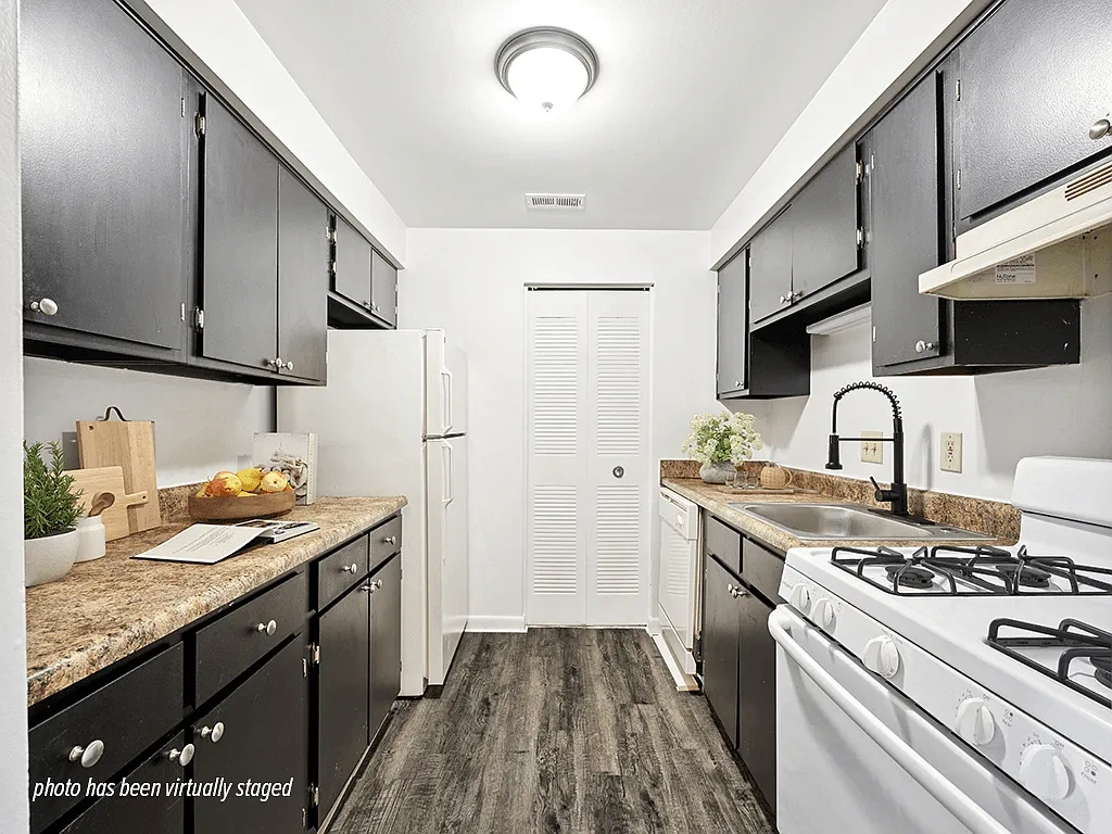Northlake Village Apartments – photo 4
