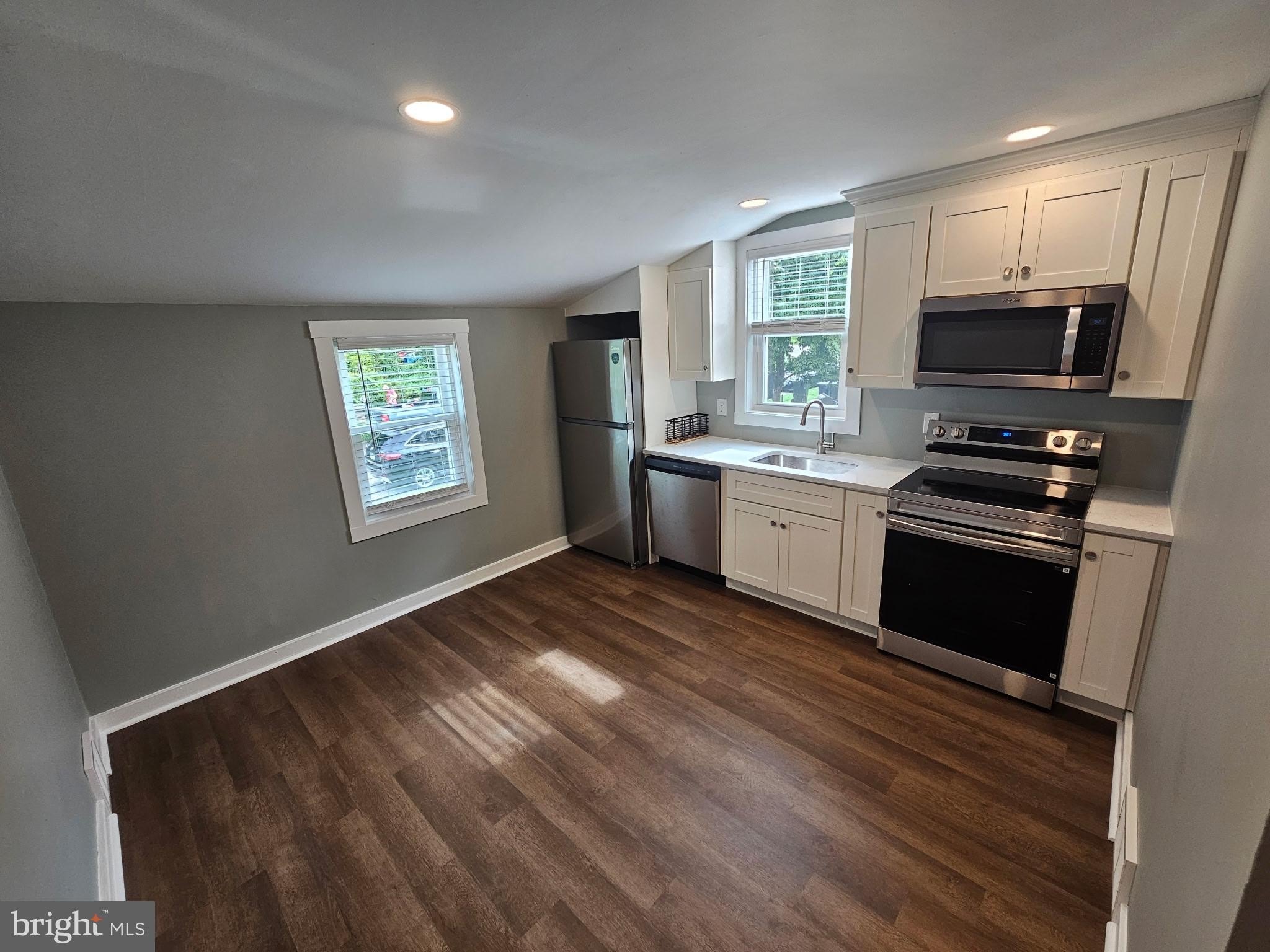 647 Roberts Ave – photo 4