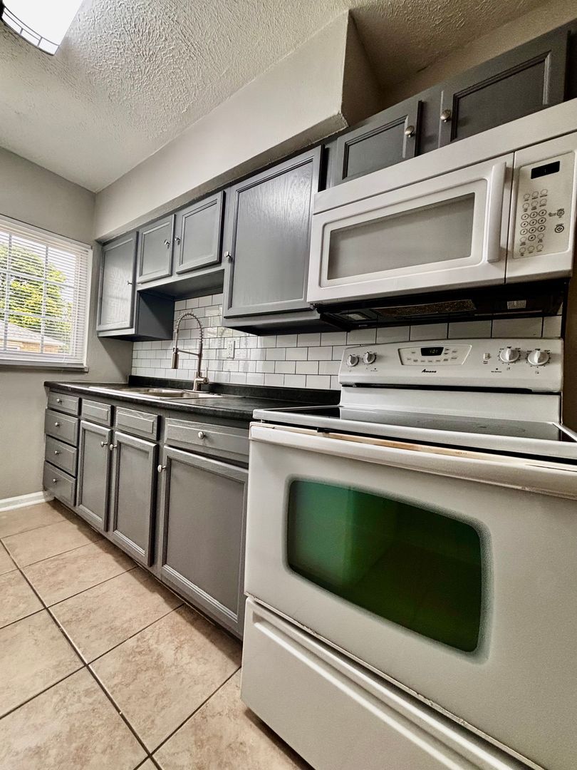 523 Hadley Ave unit 3 – photo 2