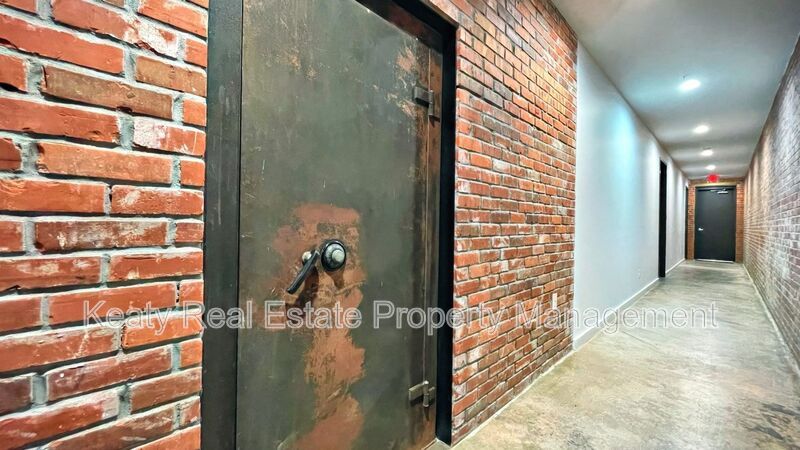 136 E Cypress St unit A – photo 3