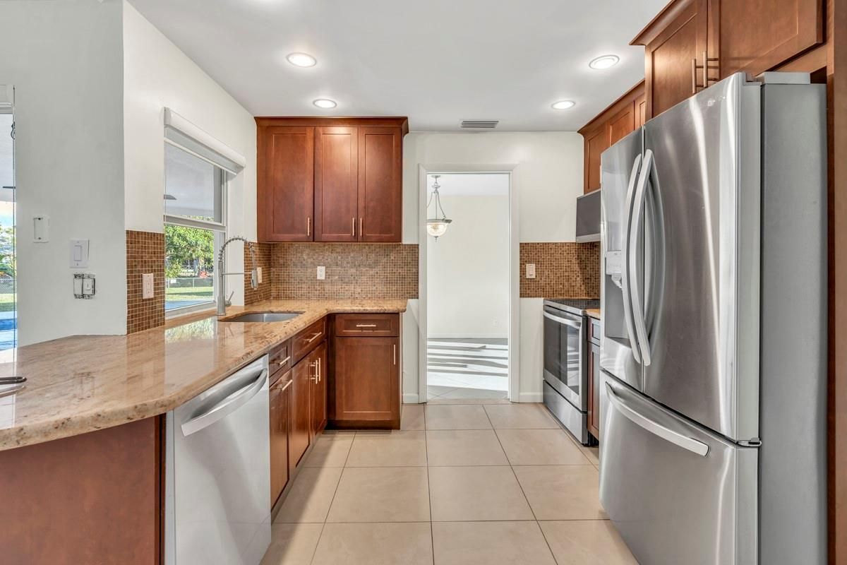 290 NW 65th Ave – photo 2