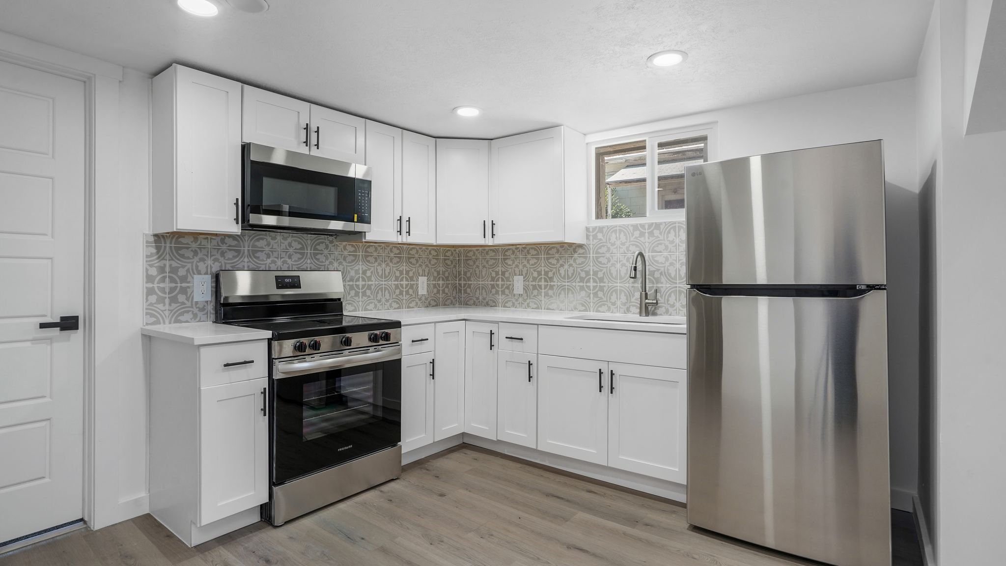 259 E Main St – photo 4