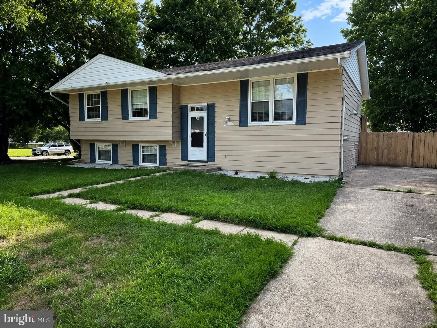 8018 Hammond St – photo 1