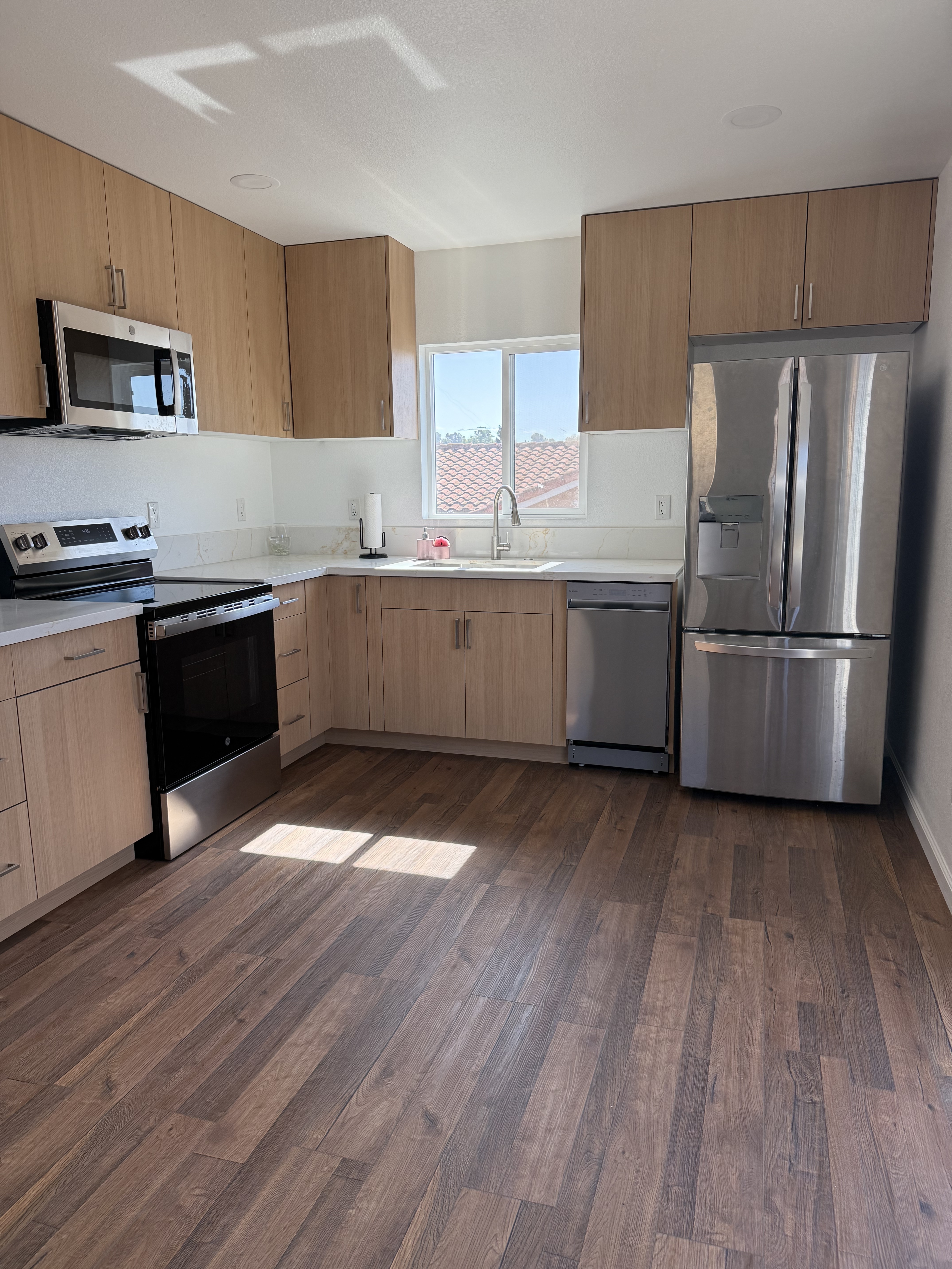 1527 Jasper Ave – photo 2