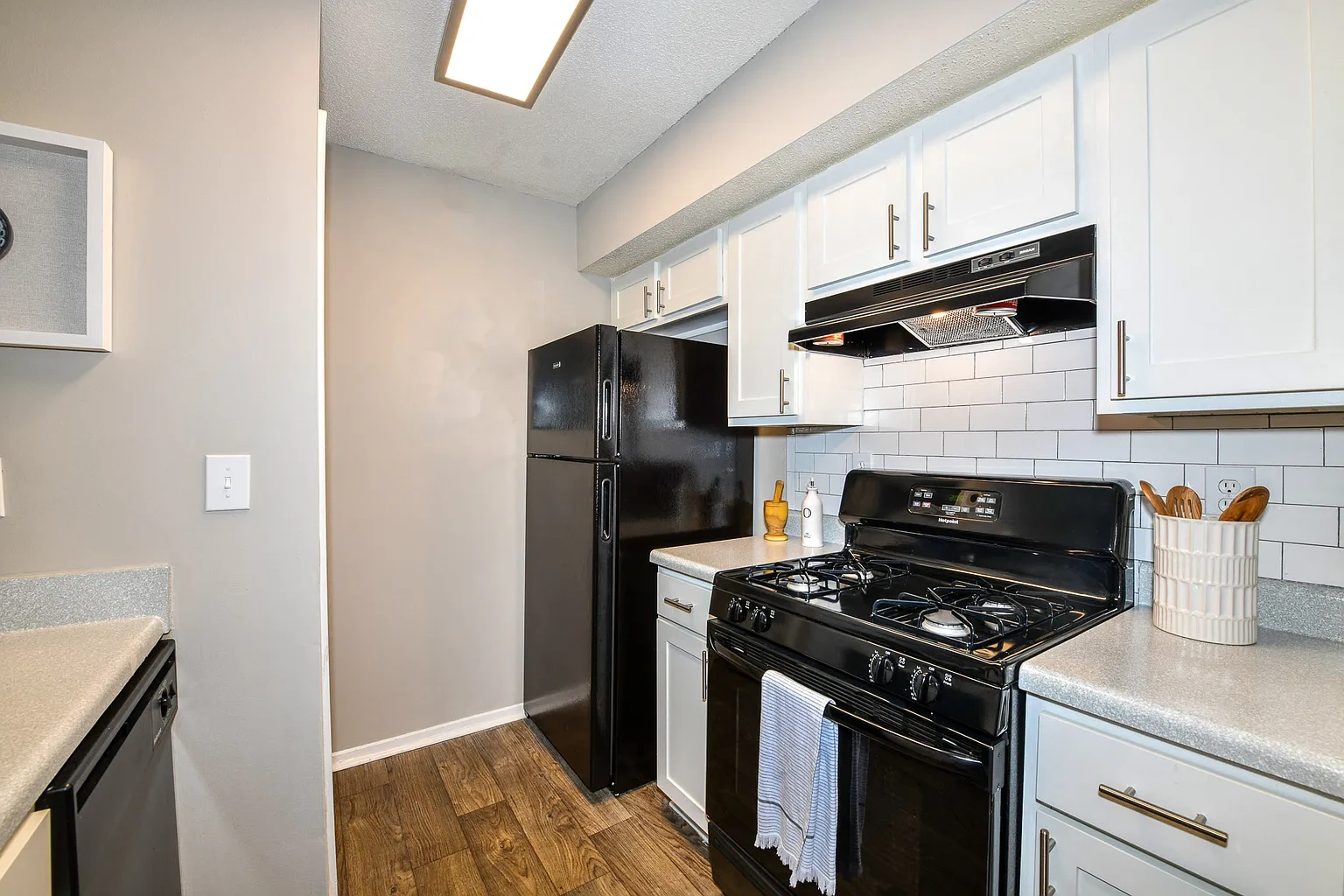 670 Thornton – photo 2