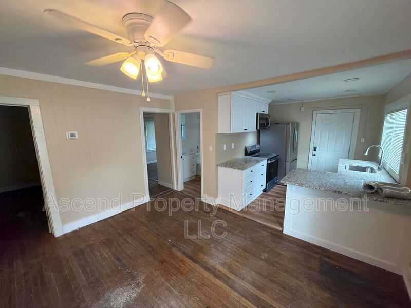 557 N Willow St – photo 3