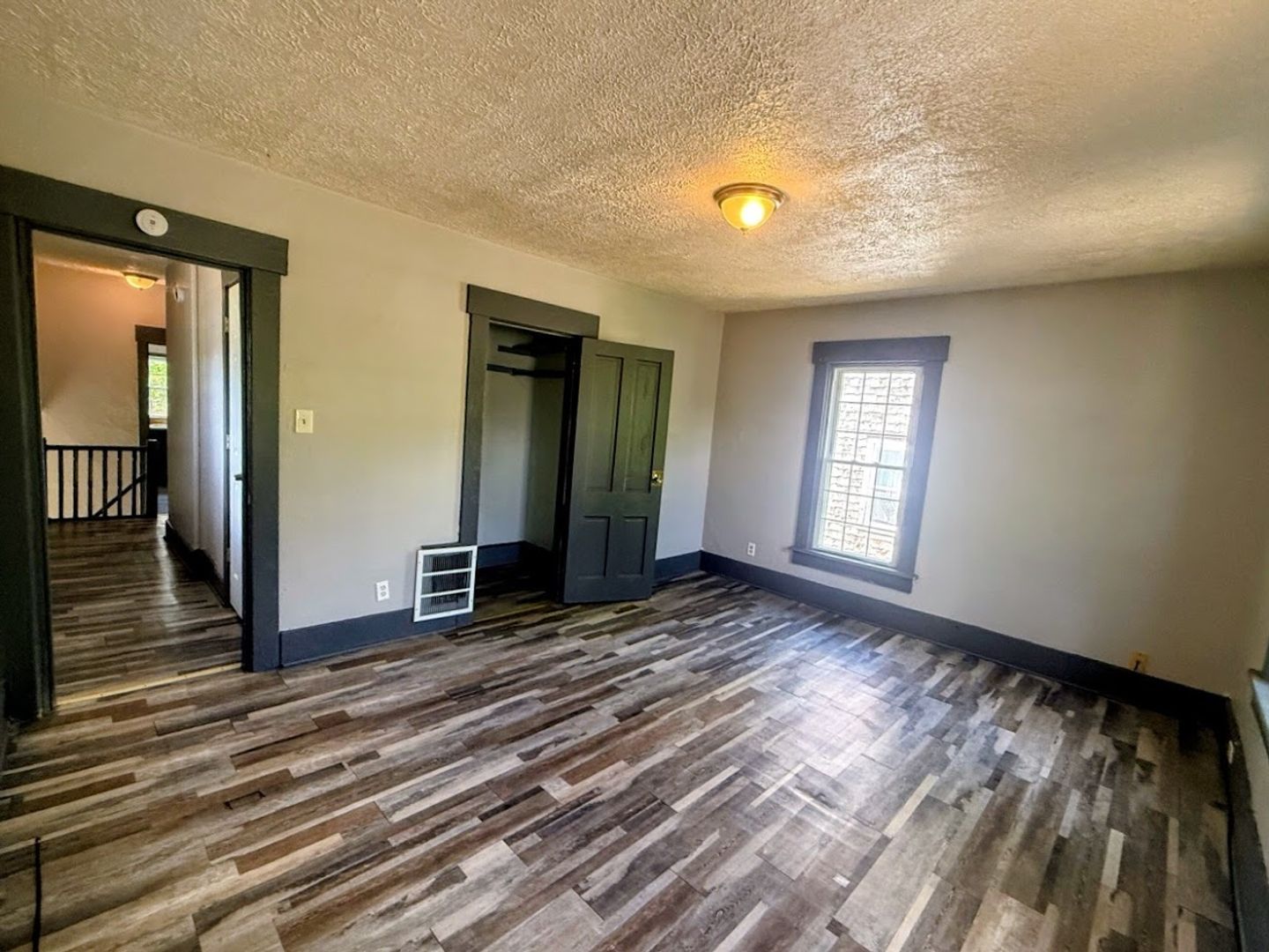 560 Schiller Ave unit Upstairs – photo 4