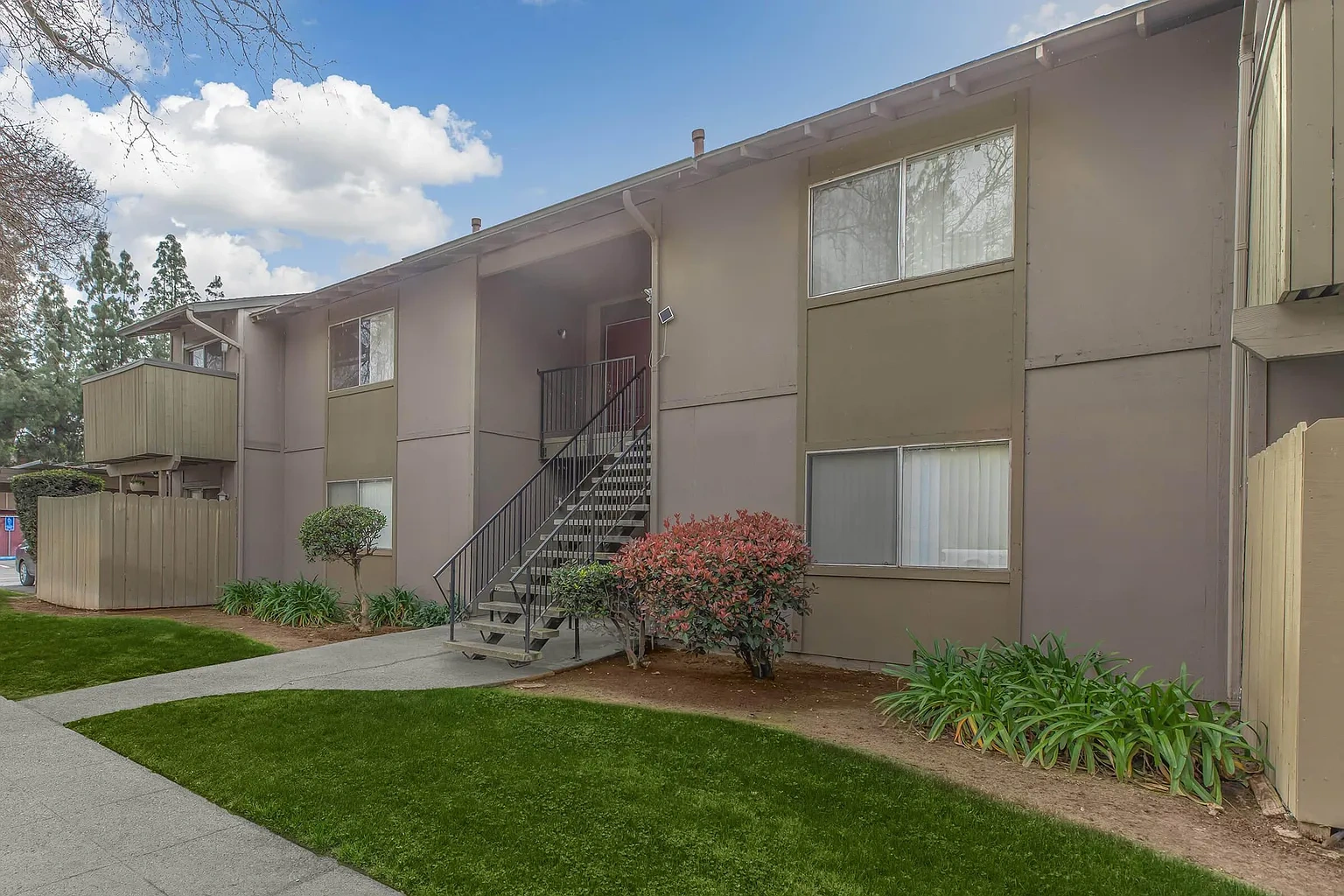 Lindsay Apartments – photo 2