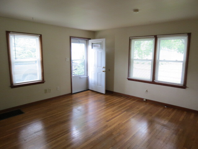 186 College St – photo 2