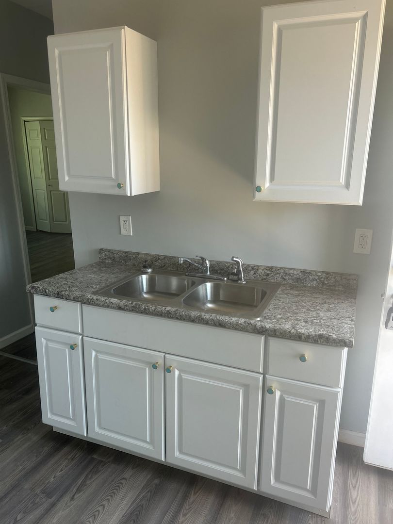 17568 Lakeshore Blvd unit 8 – photo 1