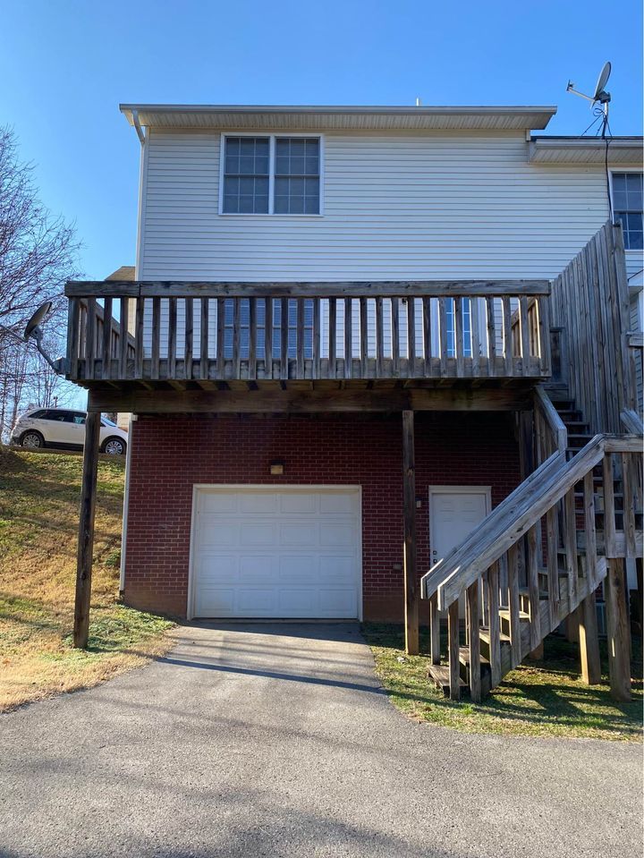1031 Nottingham Dr unit A – photo 1