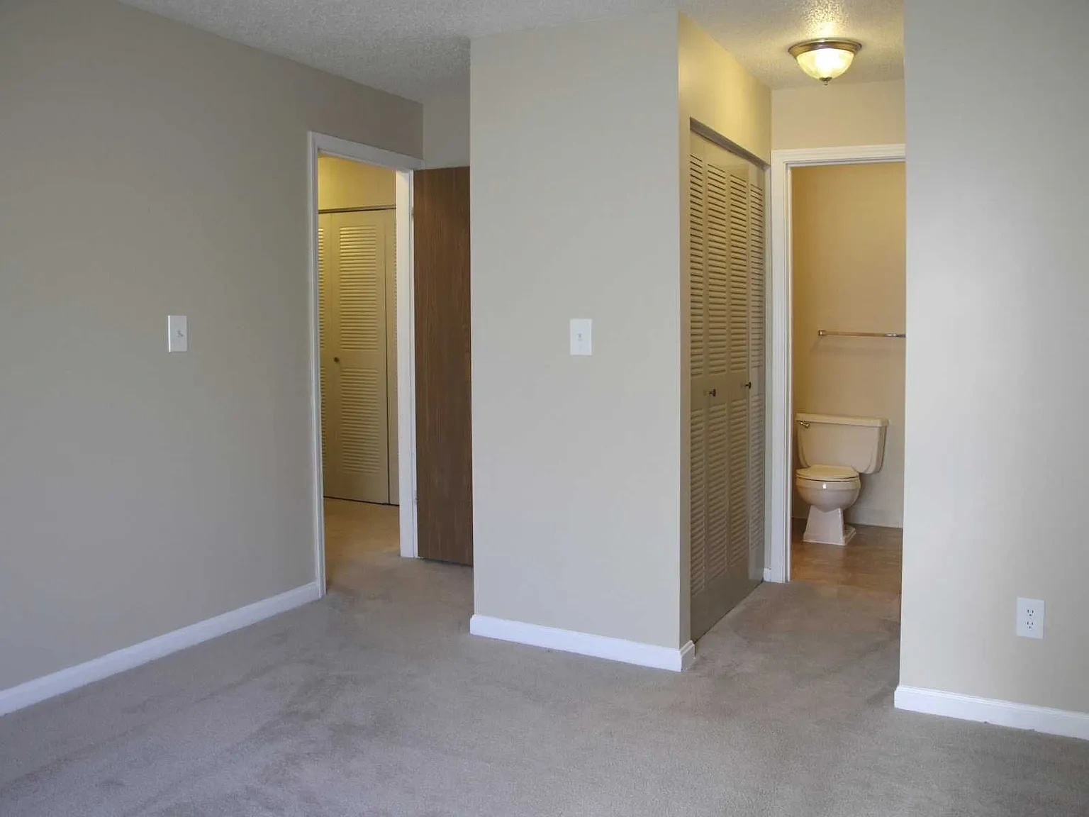 Chimneys Of Oak Creek Apartments – photo 5
