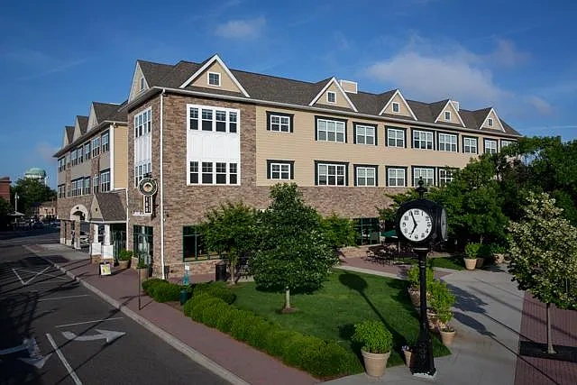 Fairfield Metro At Farmingdale Village – photo 4