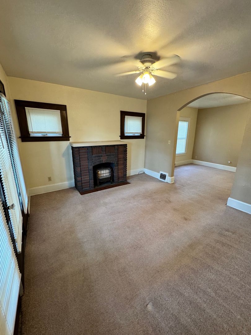 207 E Broadway Ave – photo 3