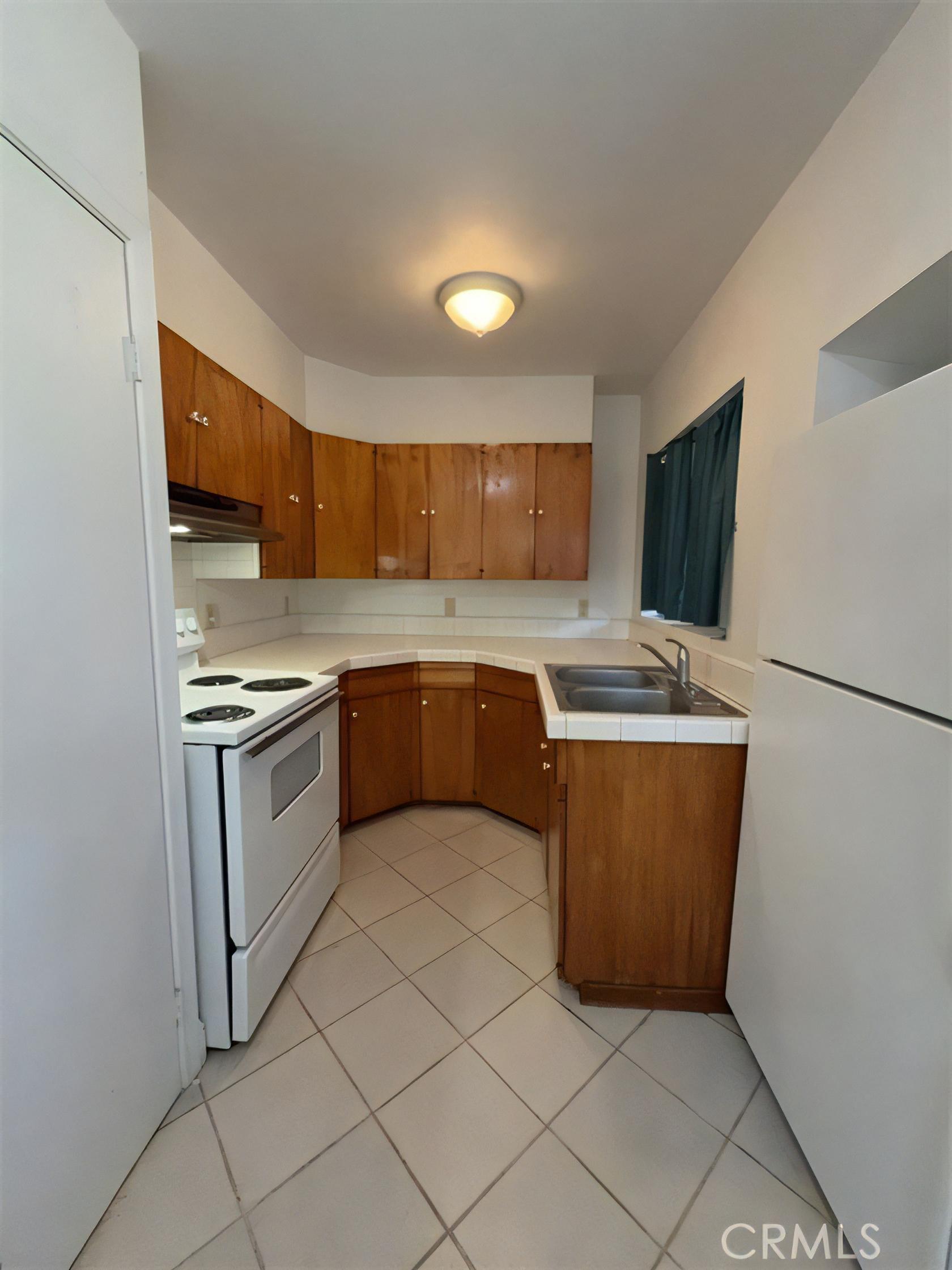 2435 Lakeshore Blvd unit 1 – photo 5
