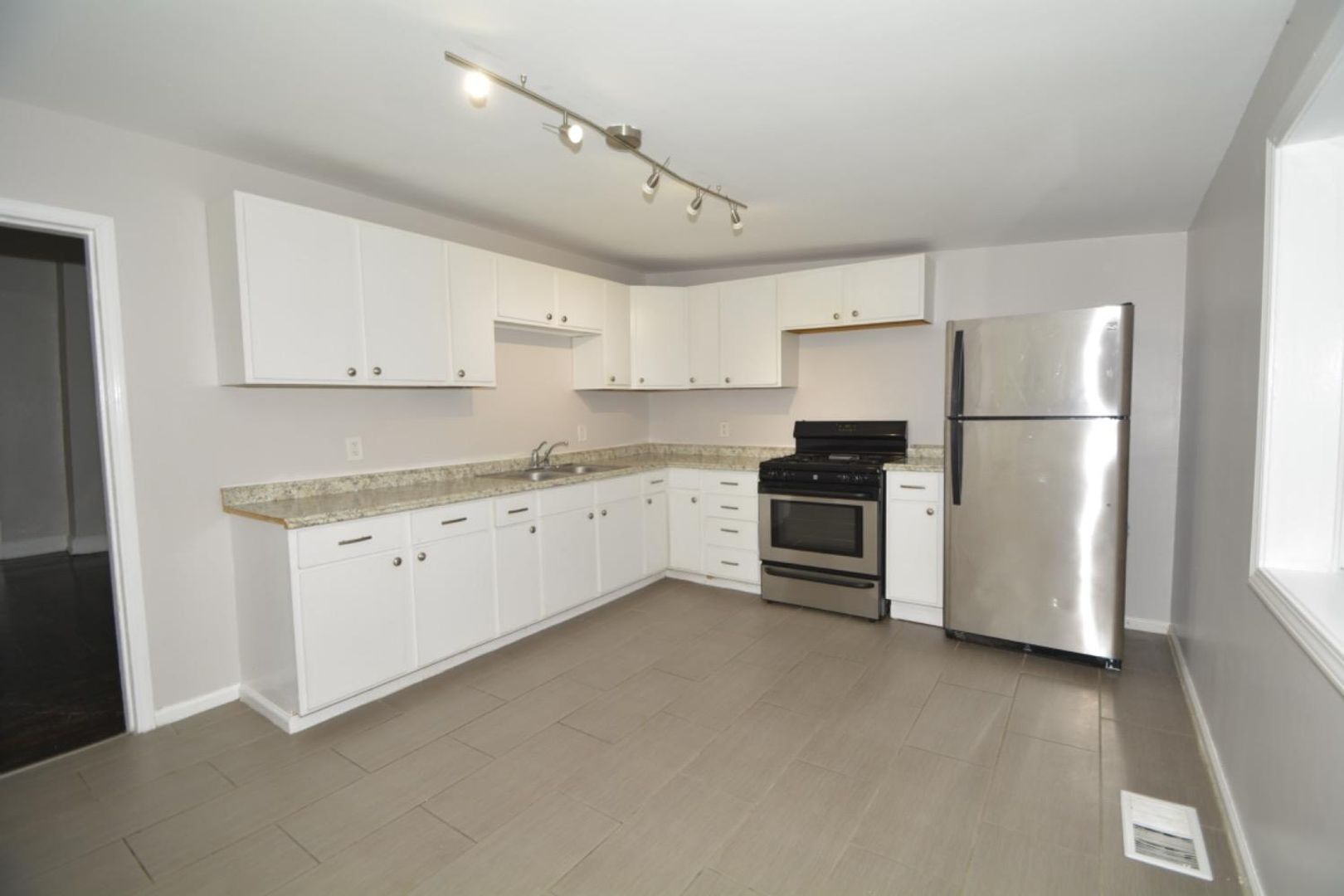 4582 Eastern Ave – photo 3
