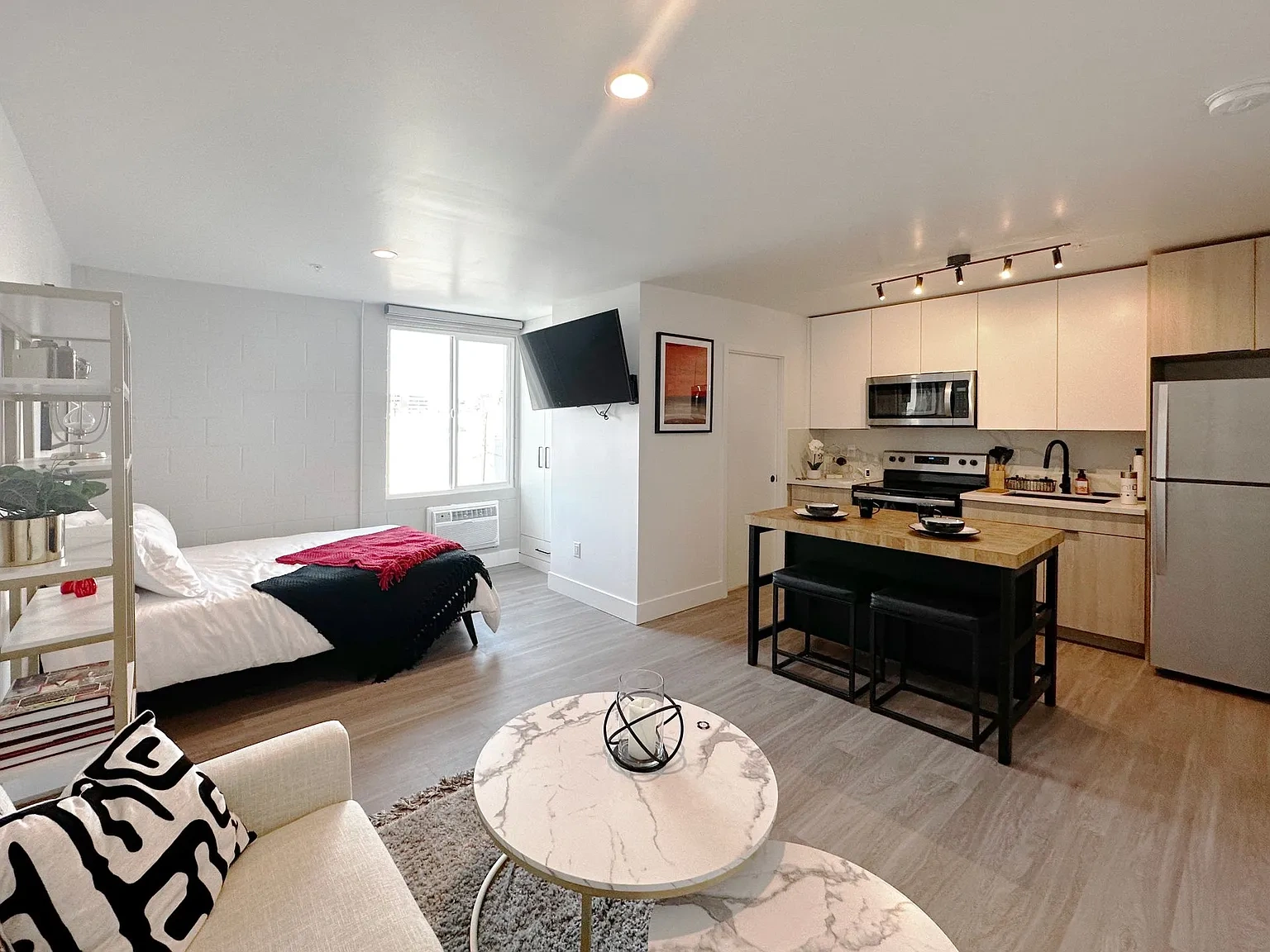 DLUX Lofts - Modern Downtown Studios – photo 3