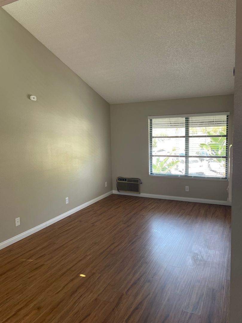 5622 University Ave unit 20 – photo 4