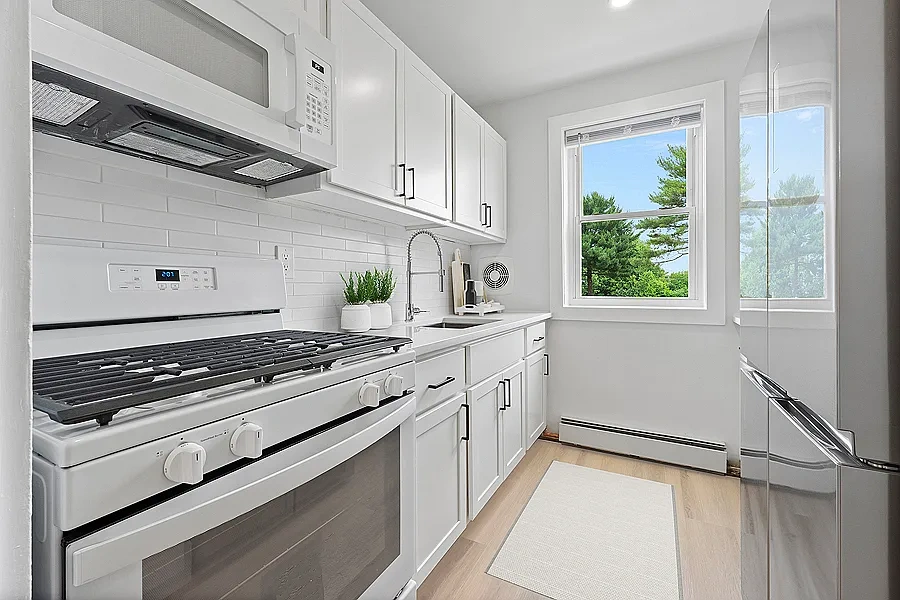 Colonial Village Apartments – photo 4
