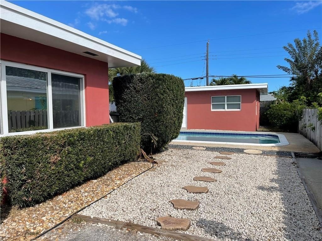 616 NE 11th Ave – photo 3
