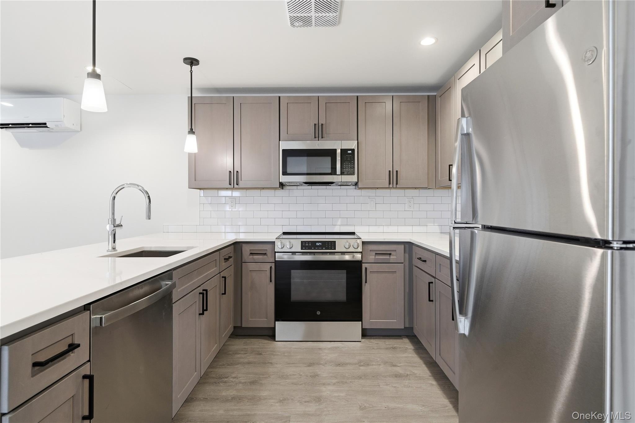 180 Deer Park Ave #301 – photo 4