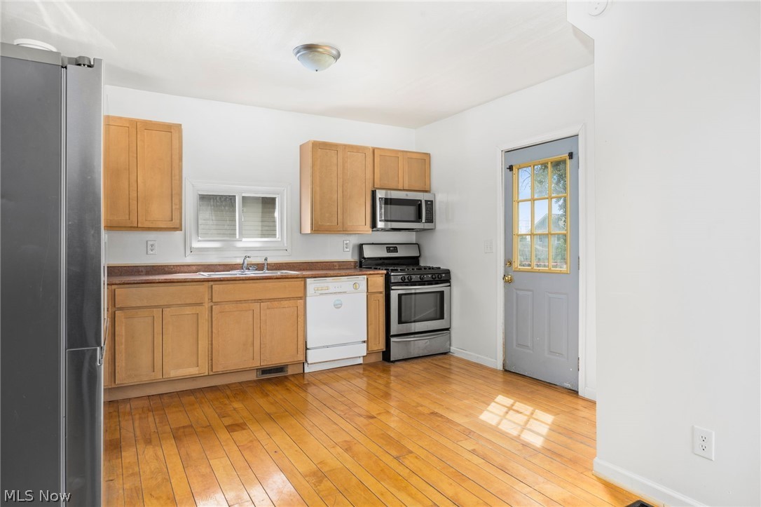 918 Raymond Ave – photo 2