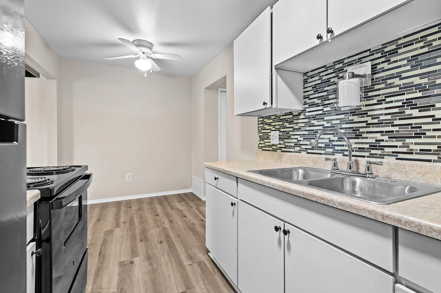 Water's Edge Apartments – photo 5