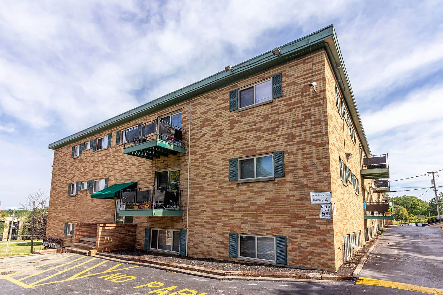 Hunter Hills Apartments – photo 2