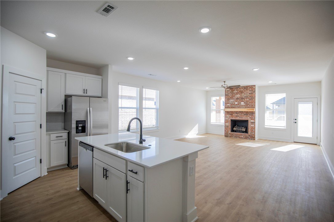 136 S Broyles Ave – photo 5