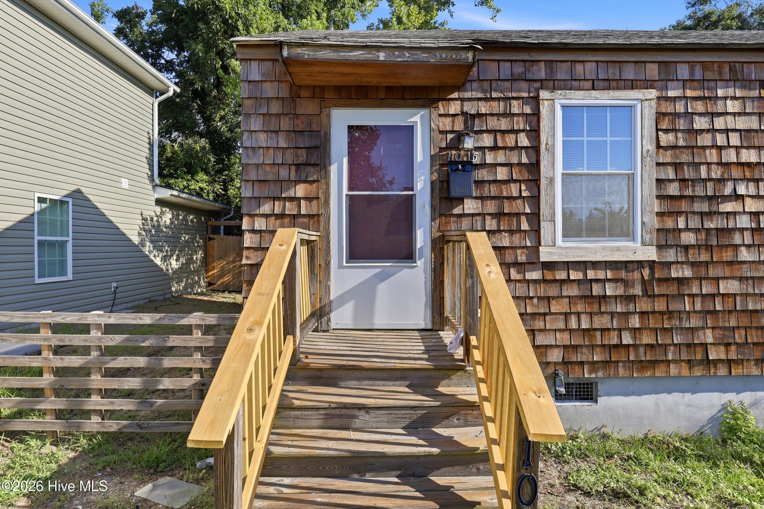 1015 Queen St – photo 4