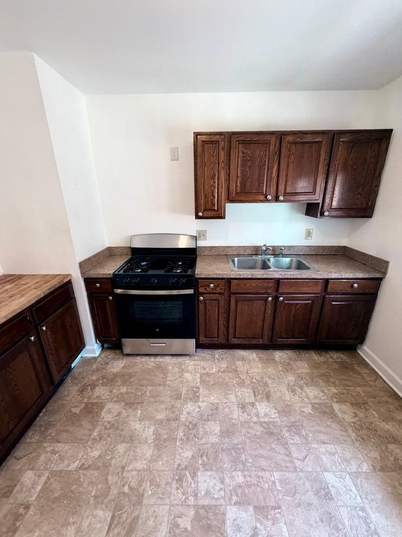 14221 Glenside Rd unit UP – photo 4