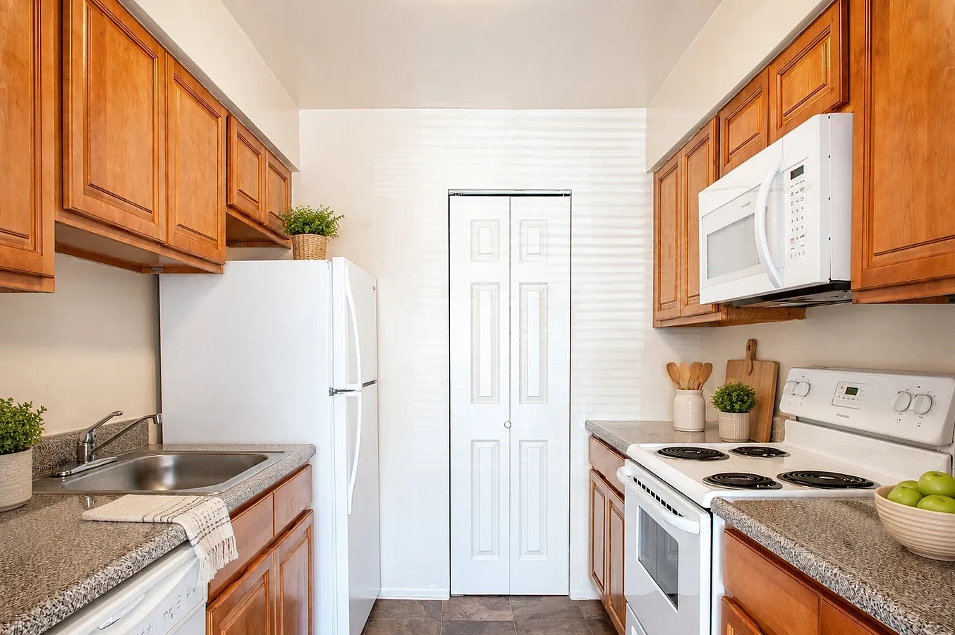Lincoln Park Apartments and Townhomes – photo 2