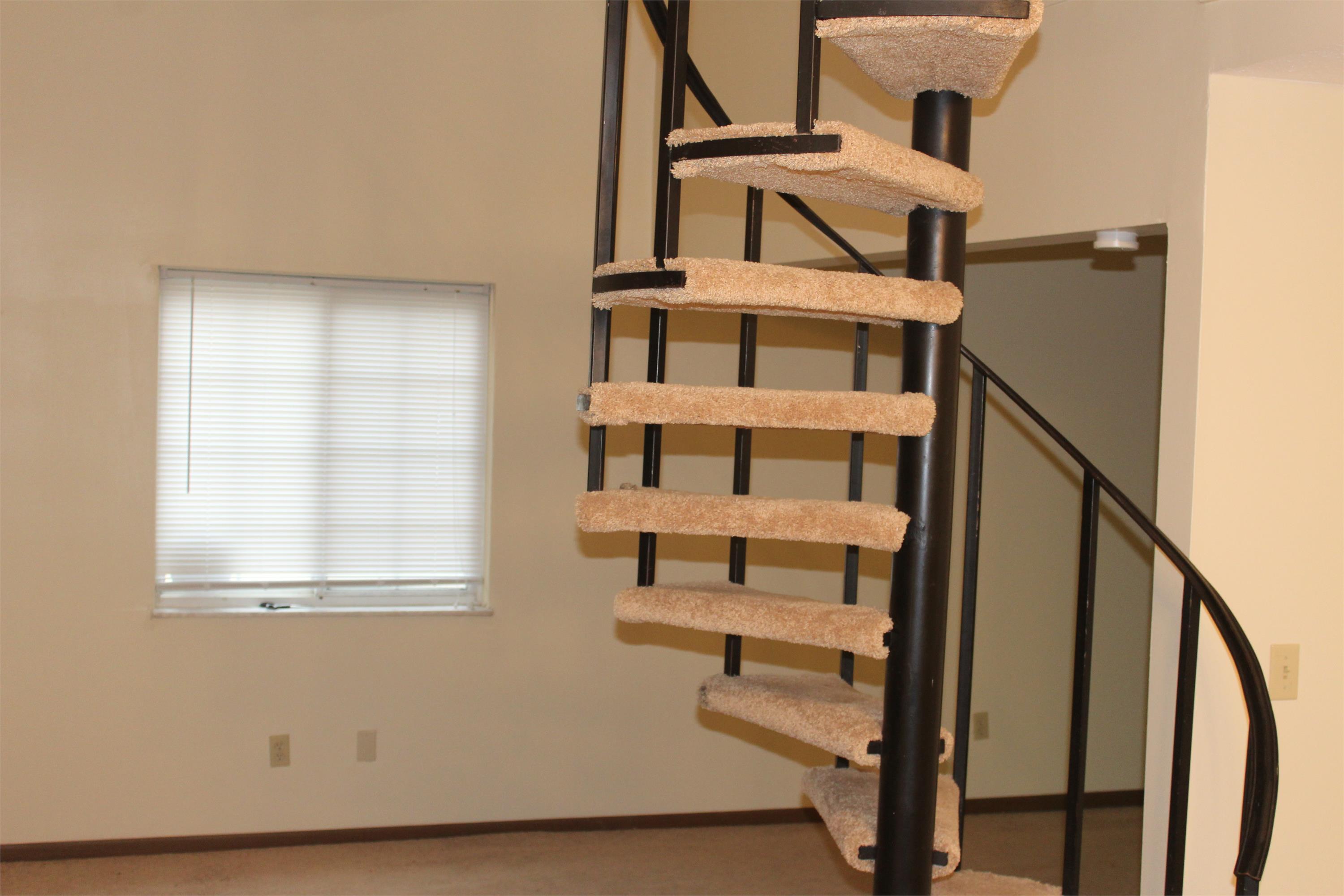 536 Valley Dr – photo 2