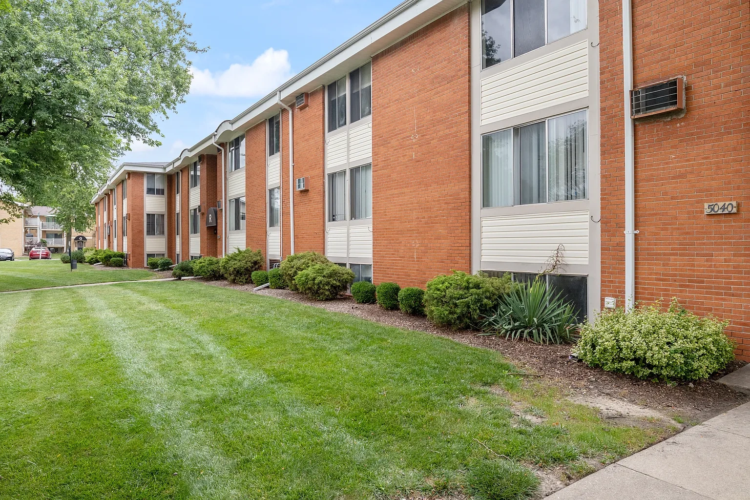 Miracle Manor Apartments – photo 2