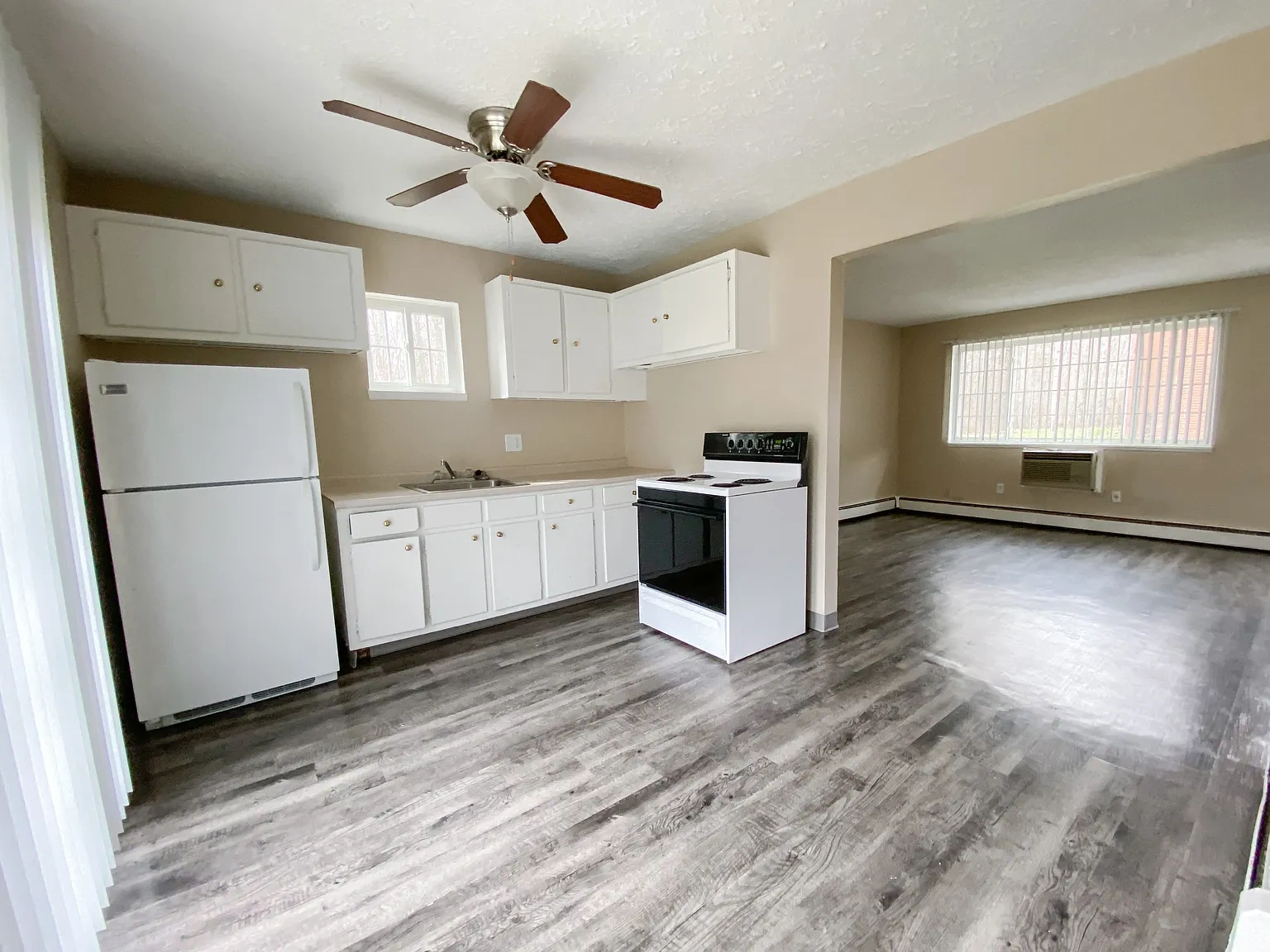 Evergreen Village Apartments & Townhouses – photo 2