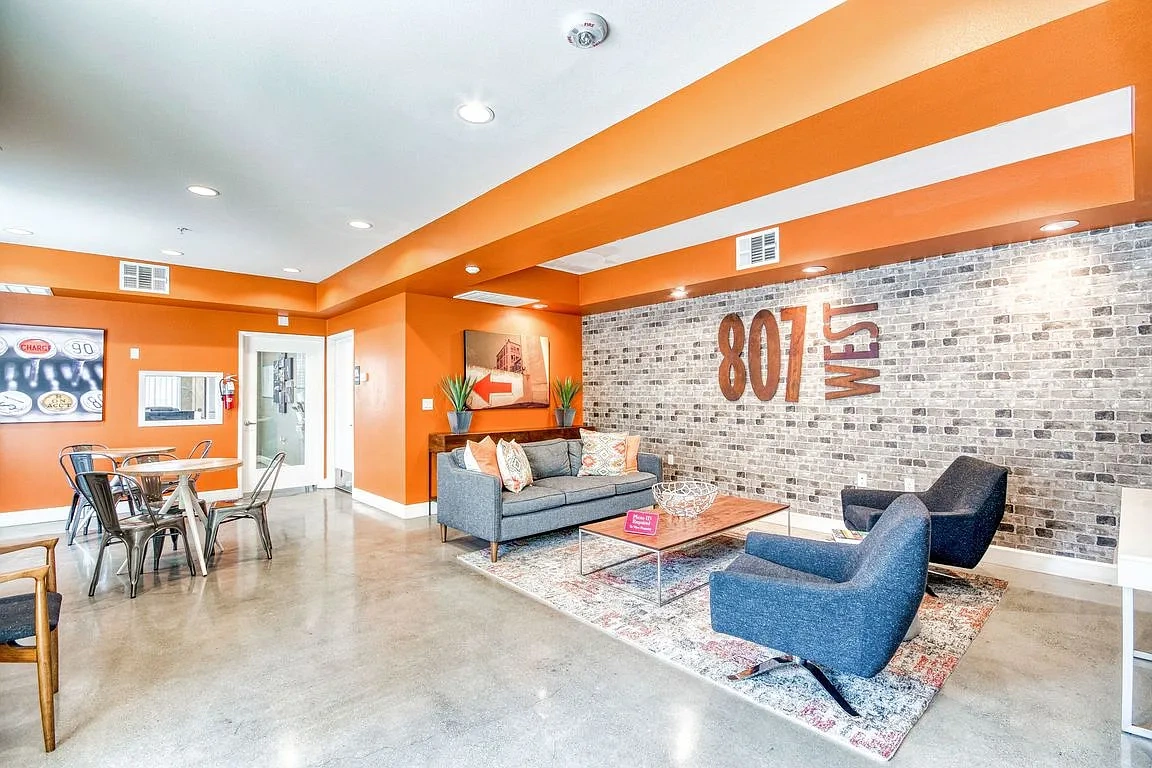 807 West – photo 2
