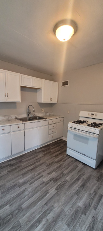 1785 Tecumseh St – photo 4