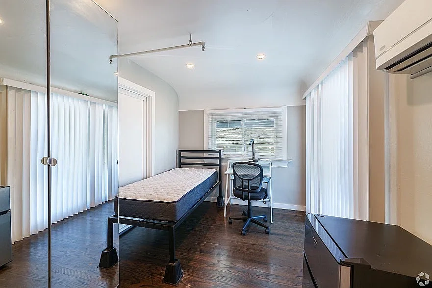 2335 Warring – photo 2