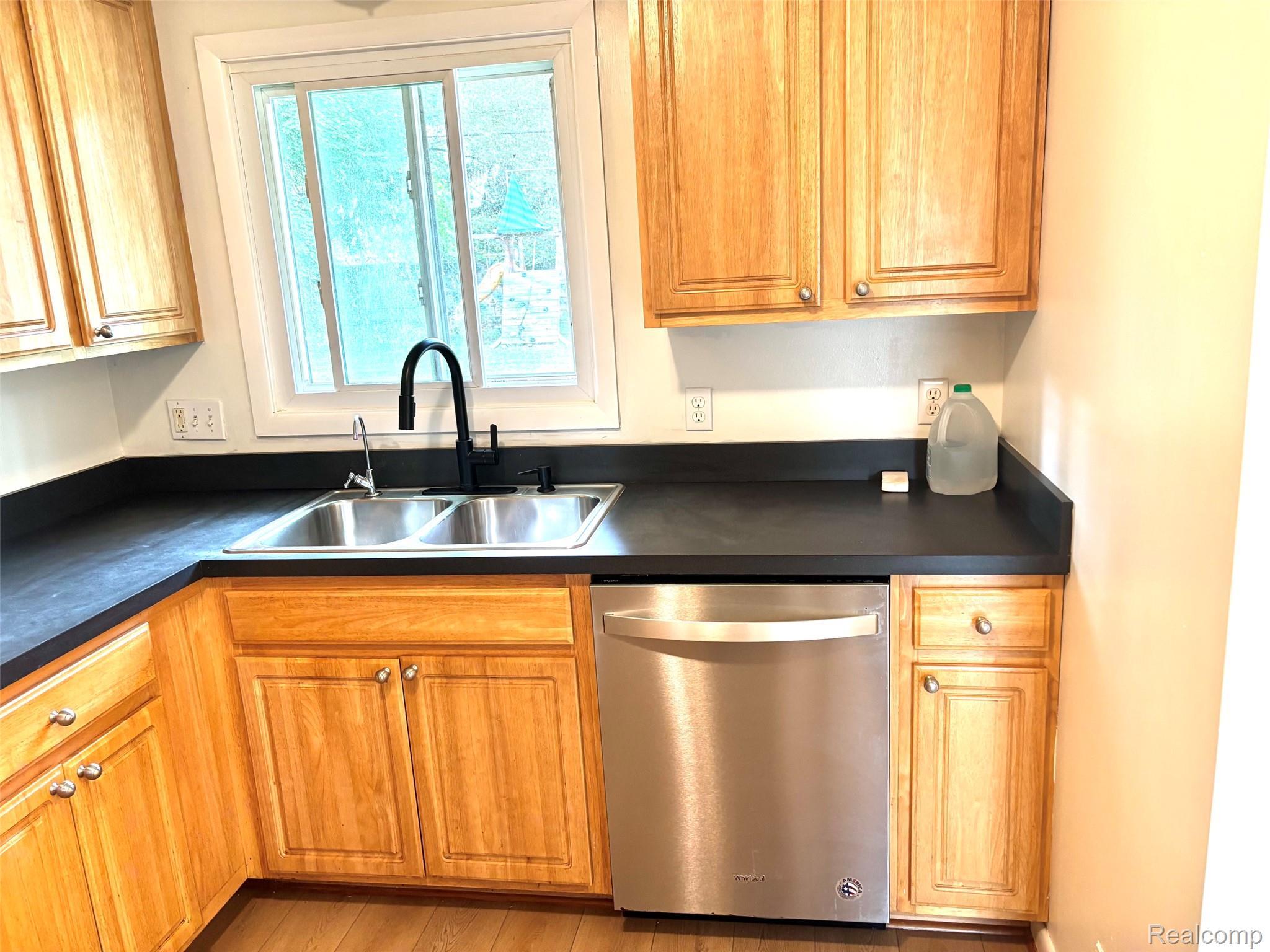 37711 Carson St – photo 4