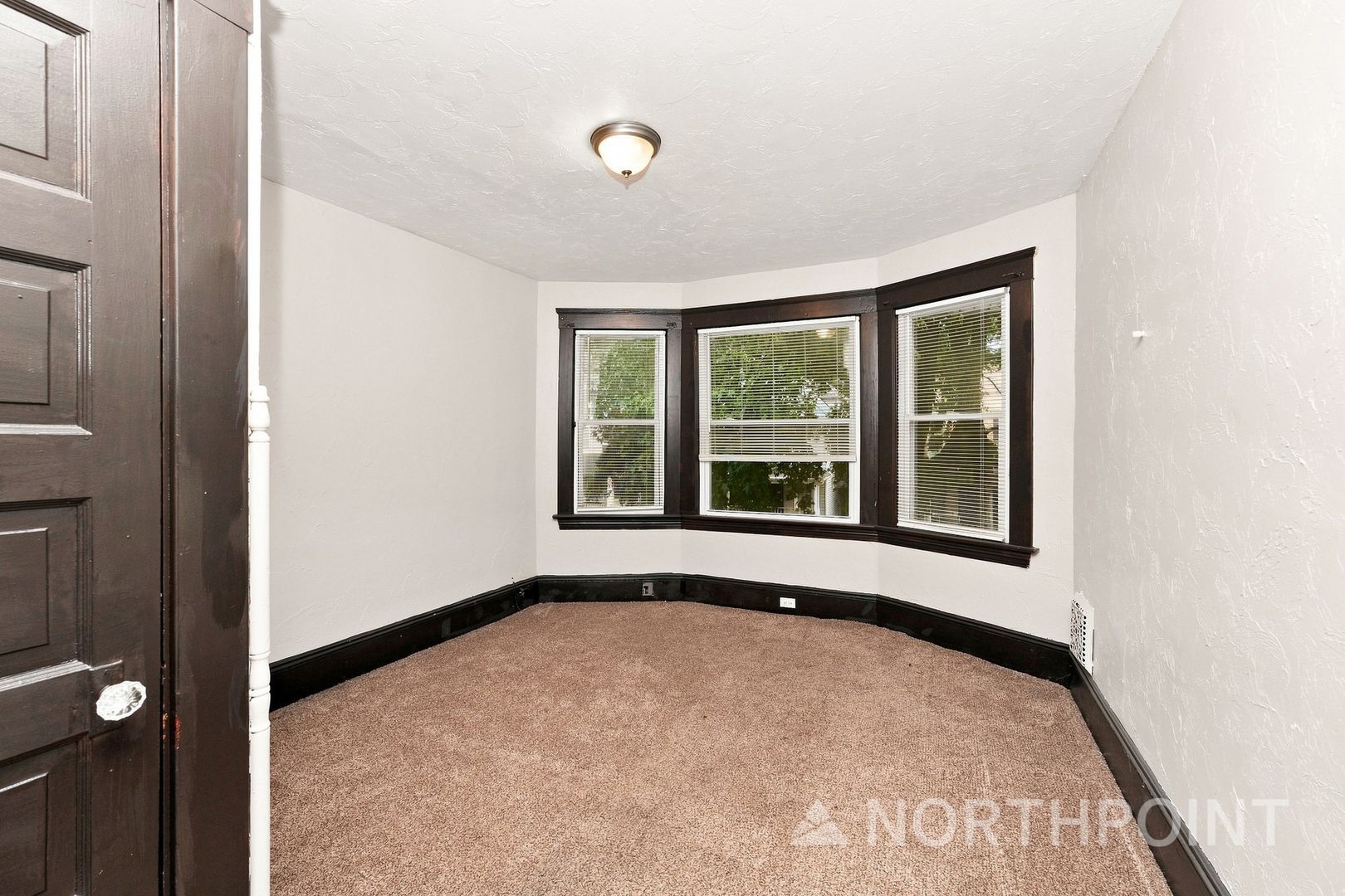 10911 Hathaway Ave – photo 5