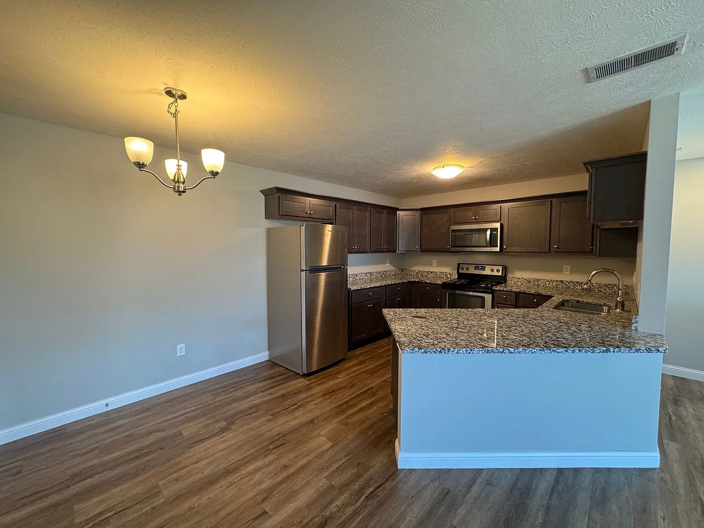 1037-1041 Ekstam Drive – photo 4