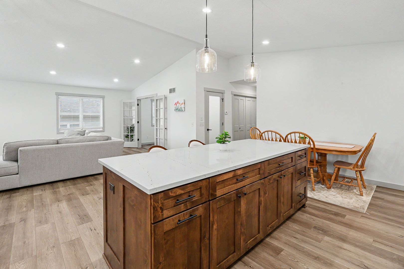 1009 E 6th St – photo 4