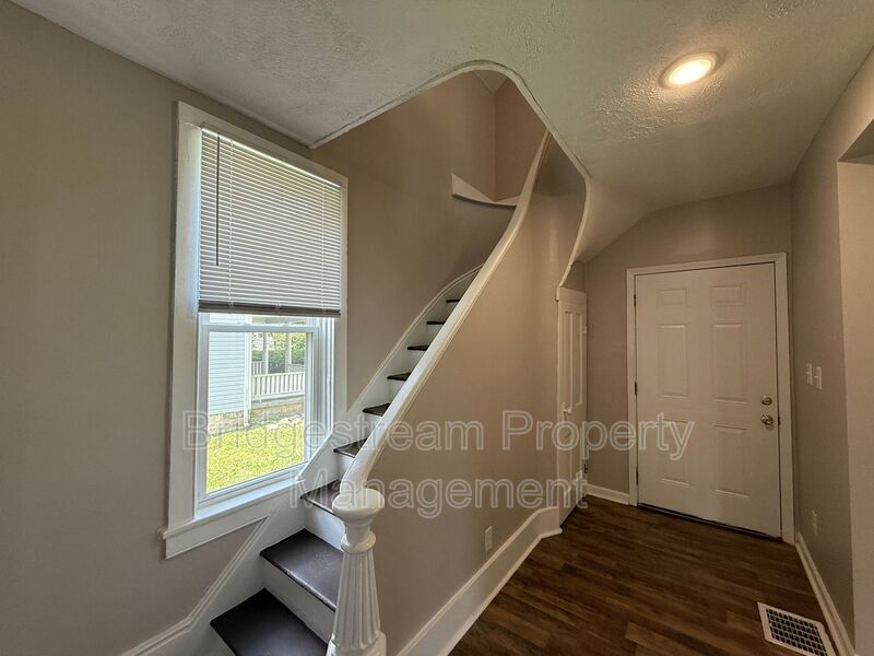 921 Kent Ln S – photo 4