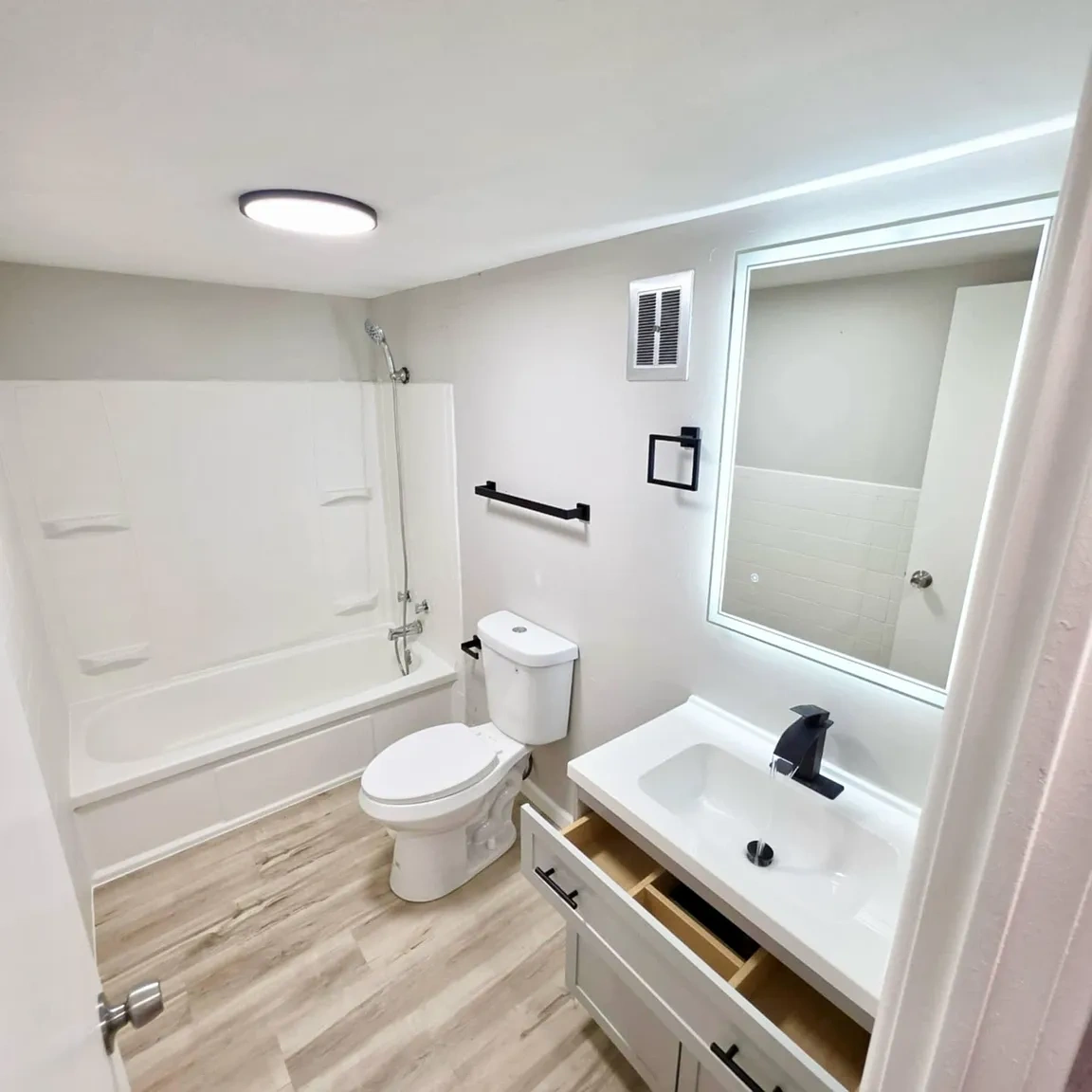Bellevue Park Apartments – photo 2
