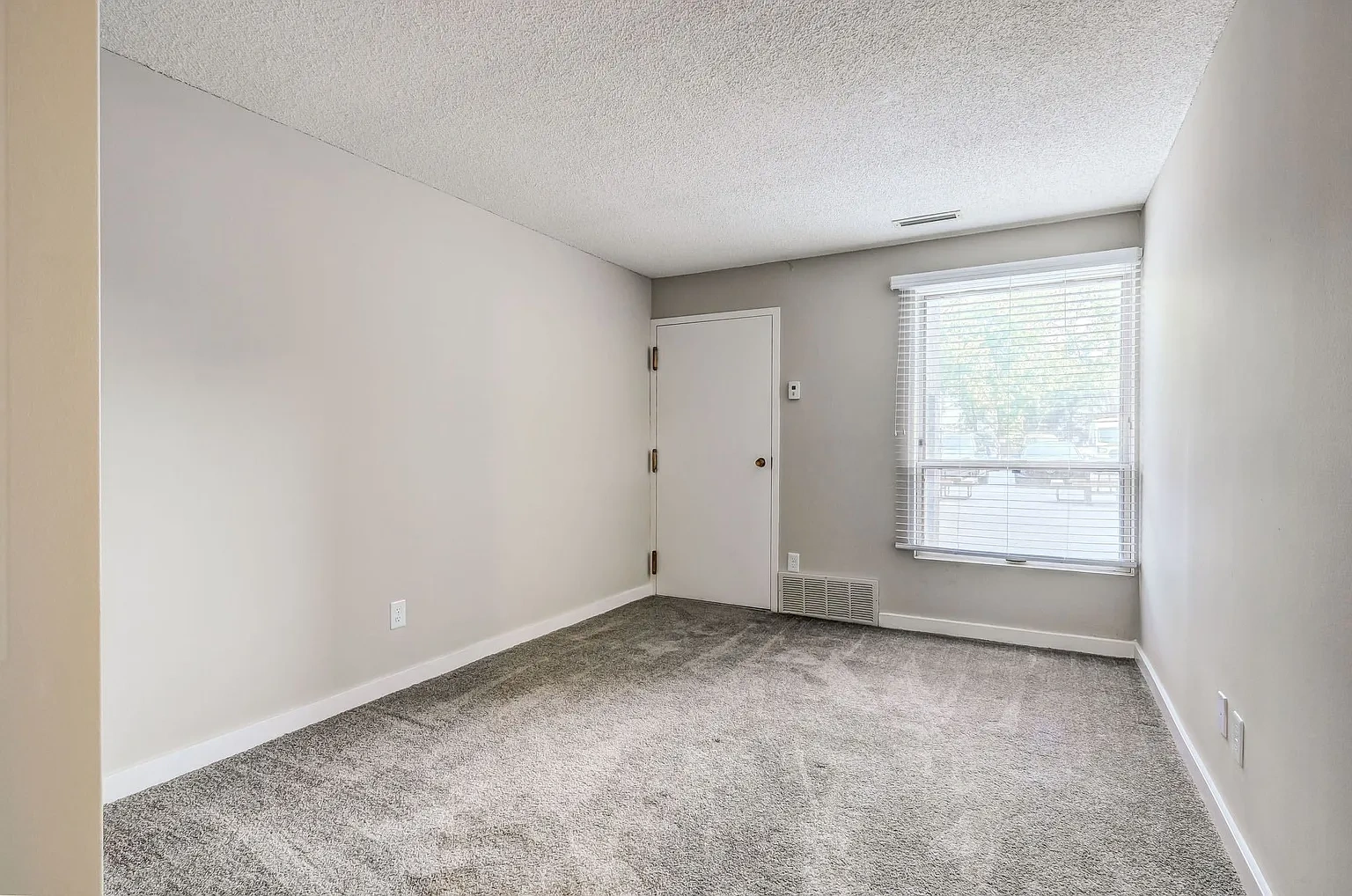 Castlewood Apartments – photo 1
