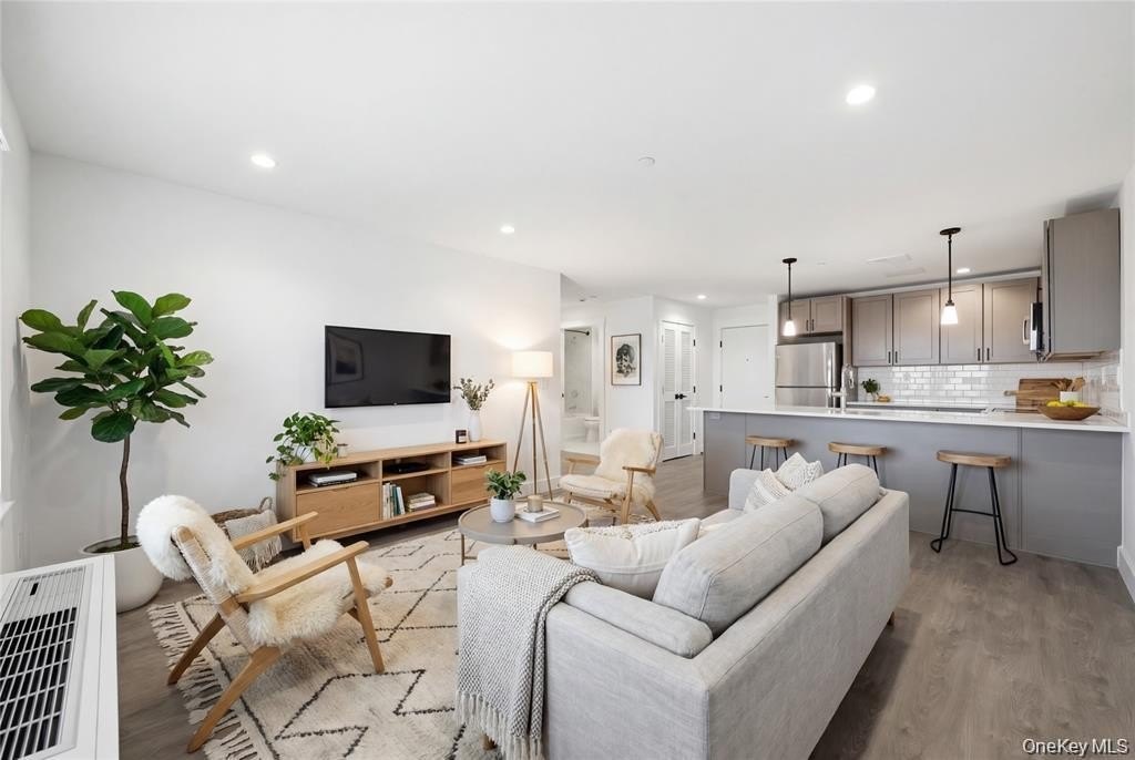 180 Deer Park Ave #307 – photo 4