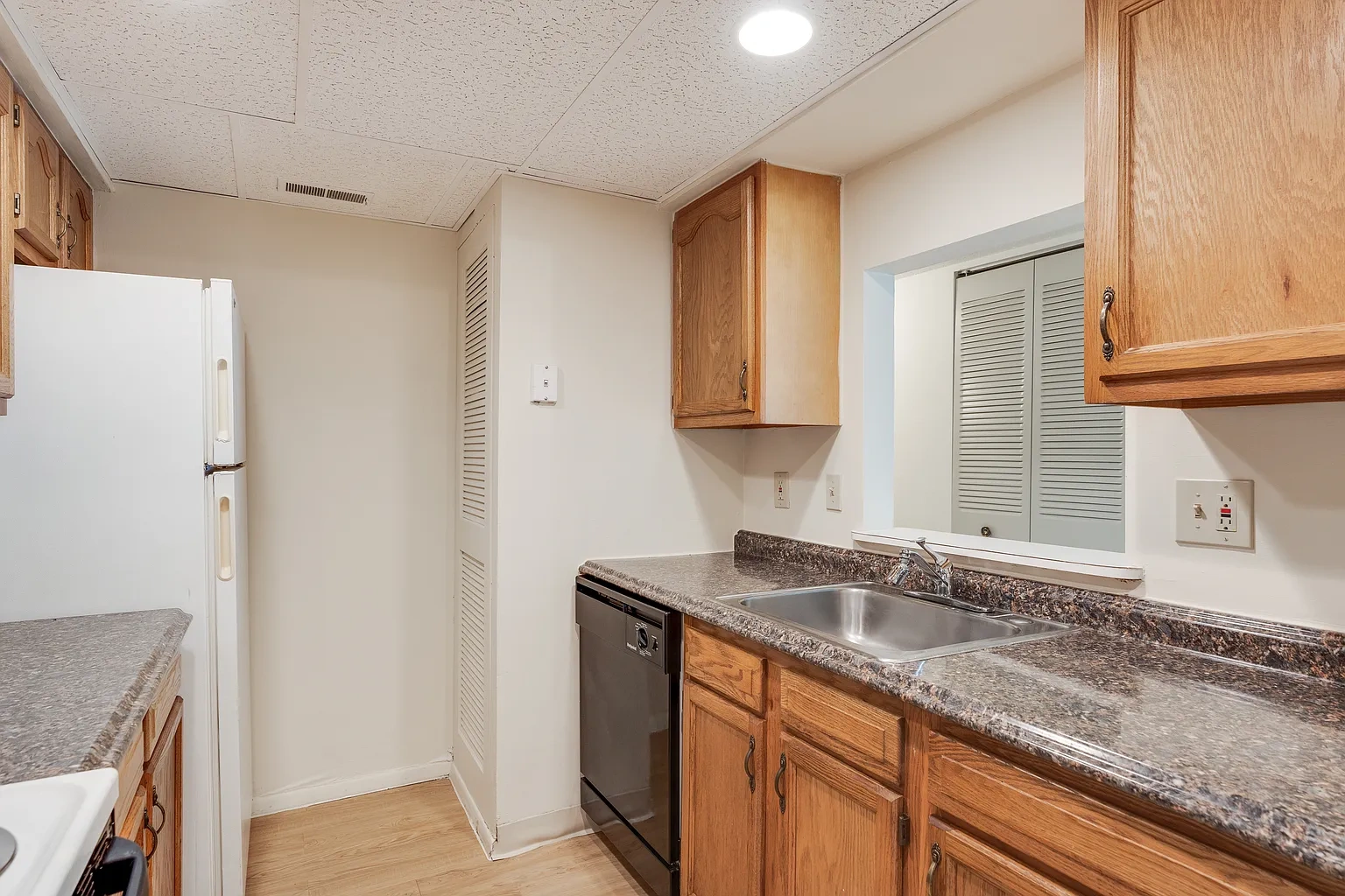 Vantage Pointe West Apartment Homes – photo 3