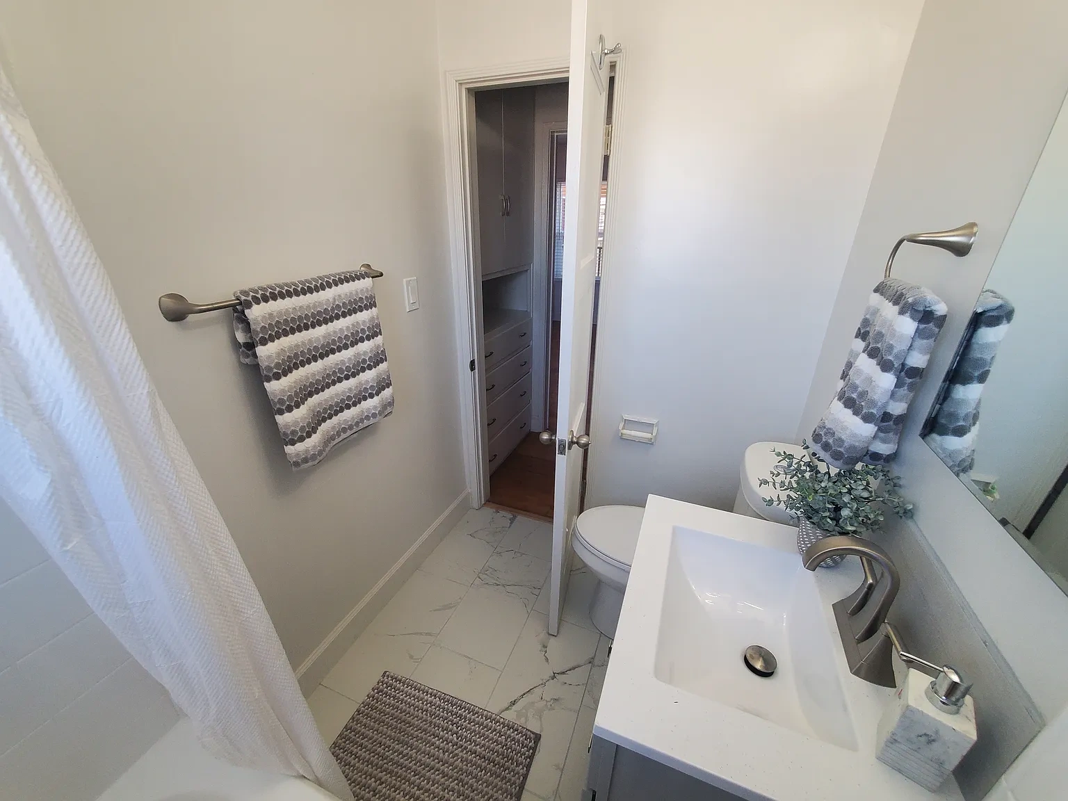 130 Roycroft – photo 1