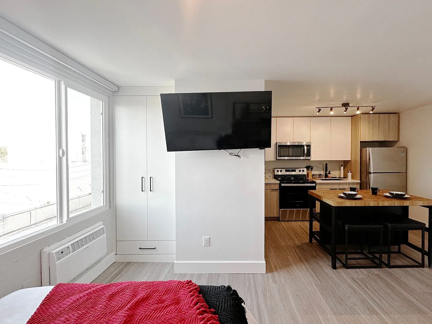 DLUX Lofts - Modern Downtown Studios – photo 1